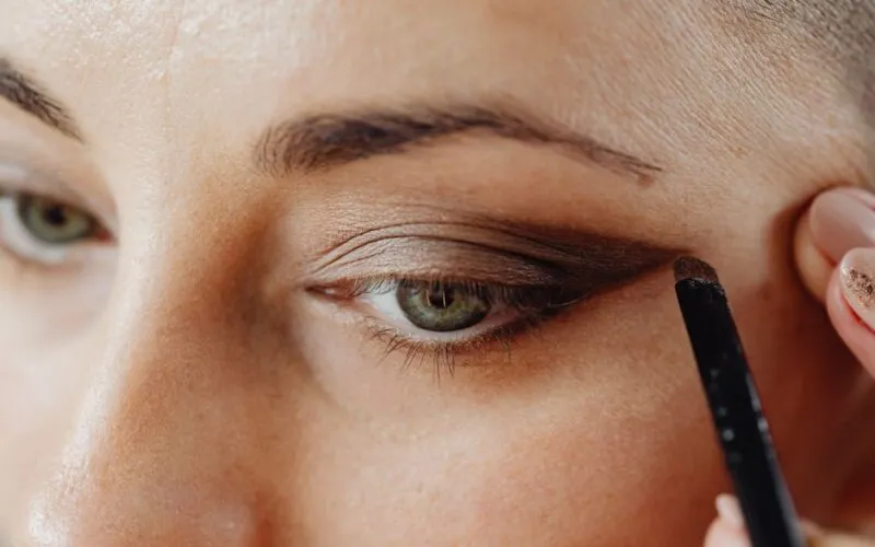 Makijaż Oczu Techniką Halo Eye – Kompletny Poradnik Krok po Kroku z 5 Wariantami Kolorystycznymi
