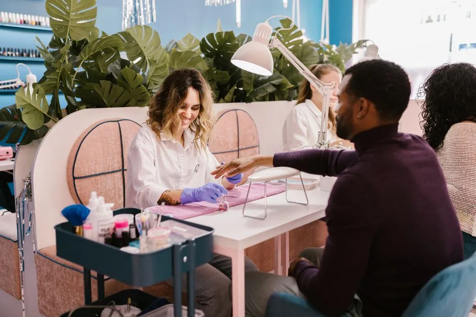 Męski manicure hybrydowy - poradnik pierwszego razu krok po kroku
