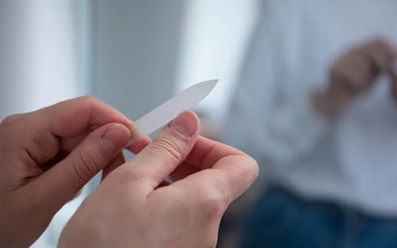 Jakie Błędy w Pilowaniu Paznokci Niszczą Płytkę? 7 Technik, Które Ratują Paznokcie