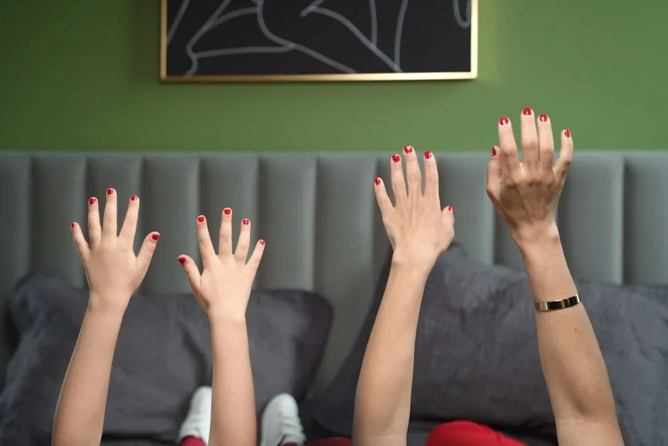 Jak Zrobić Paznokcie Hybryda? 7 Kroków do Idealnego Manicure w Domu