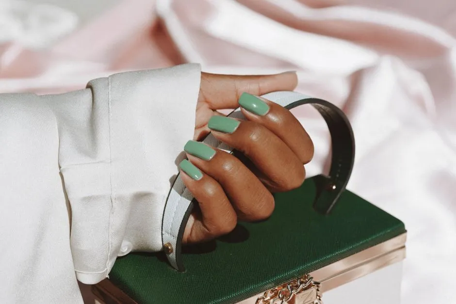Paznokcie Butelkowa Zieleń i Złoto: 20 Najlepszych Stylizacji na Elegancki Manicure