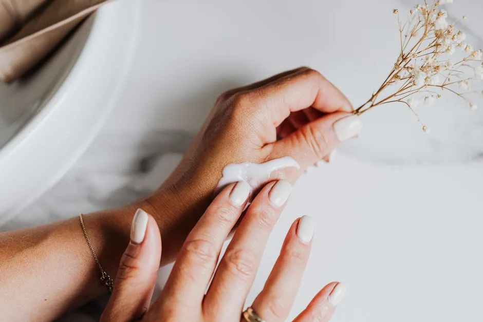 Młodzieńcze dłonie po 50-tce - 7 zasad anti-aging