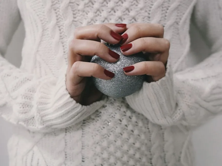 50 Najpiękniejszych Paznokci na Święta 2026 - Trendy i Inspiracje