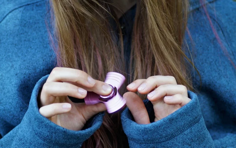 nerwowe pająk, dziewczynka, ombre hair, zabawka, nowość, trend, nowoczesny, nastolatek, bawić się, relaks, moda, długie włosy, metalowy spinner, obraca się, wypuszczać parę, ruch, vrtulka