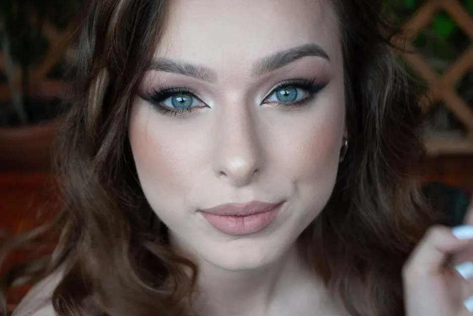 Makijaż wieczorowy krok po kroku bez filtrów - poradnik z YouTube