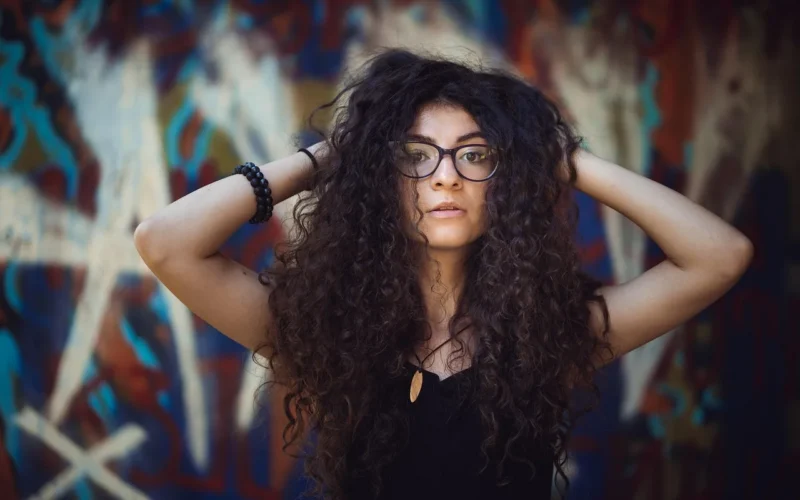 alone, attractive, beauty, glamour, model, posing, seductive, zmysłowy, smile, skin, sexy, glamor, freedom, female, fashion, girl, pretty, woman, fashion model, fit, figure, lady, 20s, curly, hair