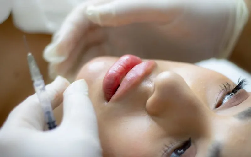 Makijaż permanentny ust - efekty, ból, cena i pielęgnacja krok po kroku