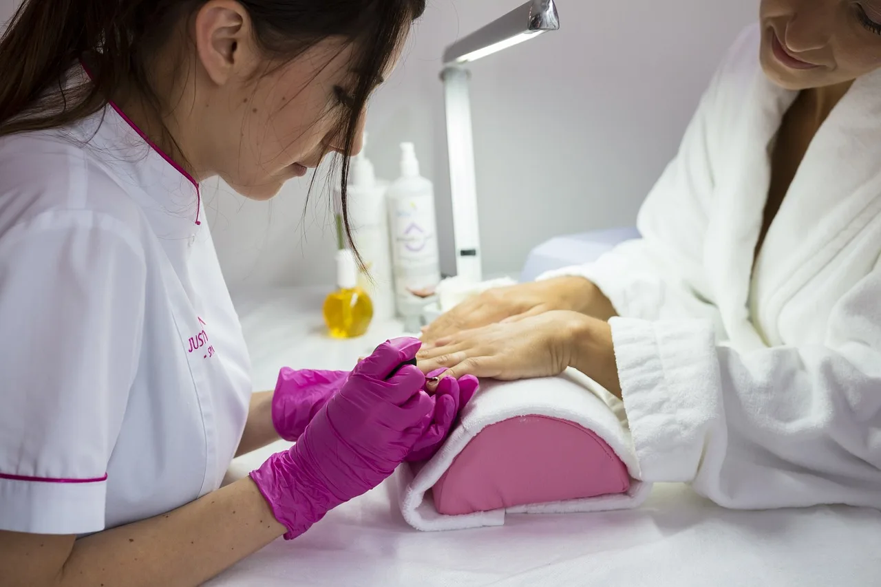 Manicure Hybrydowe Krok po Kroku - Kompletny Poradnik dla Początkujących