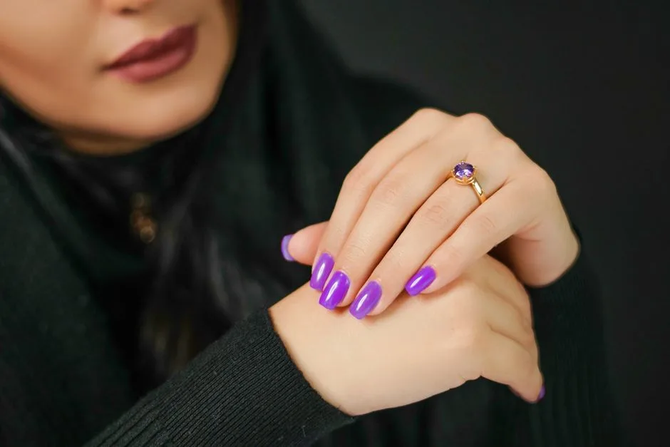 Manicure hybrydowy na krótkich paznokciach - 7 trików na trwałość