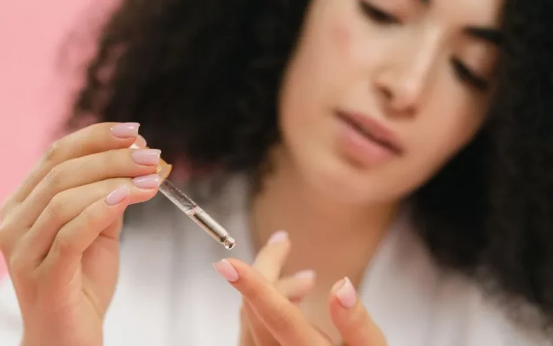 Najlepsze Serum do Rąk z Retinolem - Ranking 7 Produktów Anti-Aging na Młodsze Dłonie
