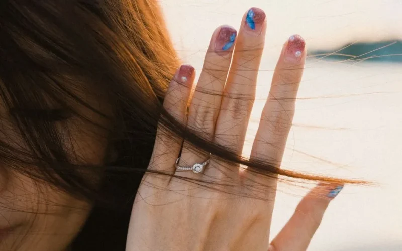 Paznokcie bordowe z brokatem: 15 Olśniewających Inspiracji na Manicure