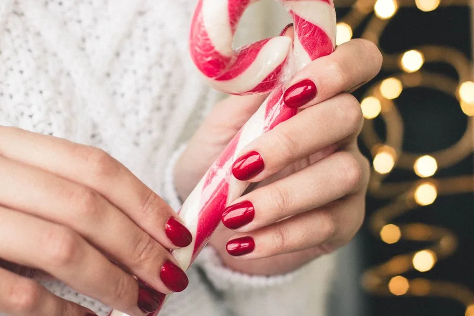 Paznokcie Czerwone z Brokatem: 30 Błyszczących Inspiracji na Manicure