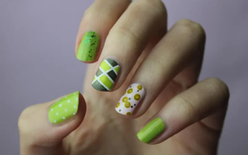 sztuka zdobienia paznokci, natura, piękne kwiaty, manicure, paznokcie, lakier do paznokci, skórki, kwiat tło, zielony manicure, zielone zdobienia paznokci, tapeta kwiatowa, zielony lakier do paznokci, kwiaty, kolor, polskie, kobieta, ręka, nail spa, styl, przepych, płeć żeńska, naturalne paznokcie, eleganckie paznokcie