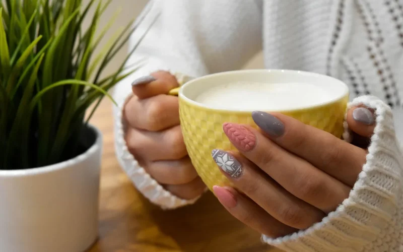 paznokcie, paznokcie hybrydowe, manicure, lakier, hybrydowy, hybrydy, paznokieć, nails, hybryda, dłoń, filiżanka kawy, ręka, malowanie, pomalowane, lakierować, dłonie, kawa, filiżanka, świąteczne